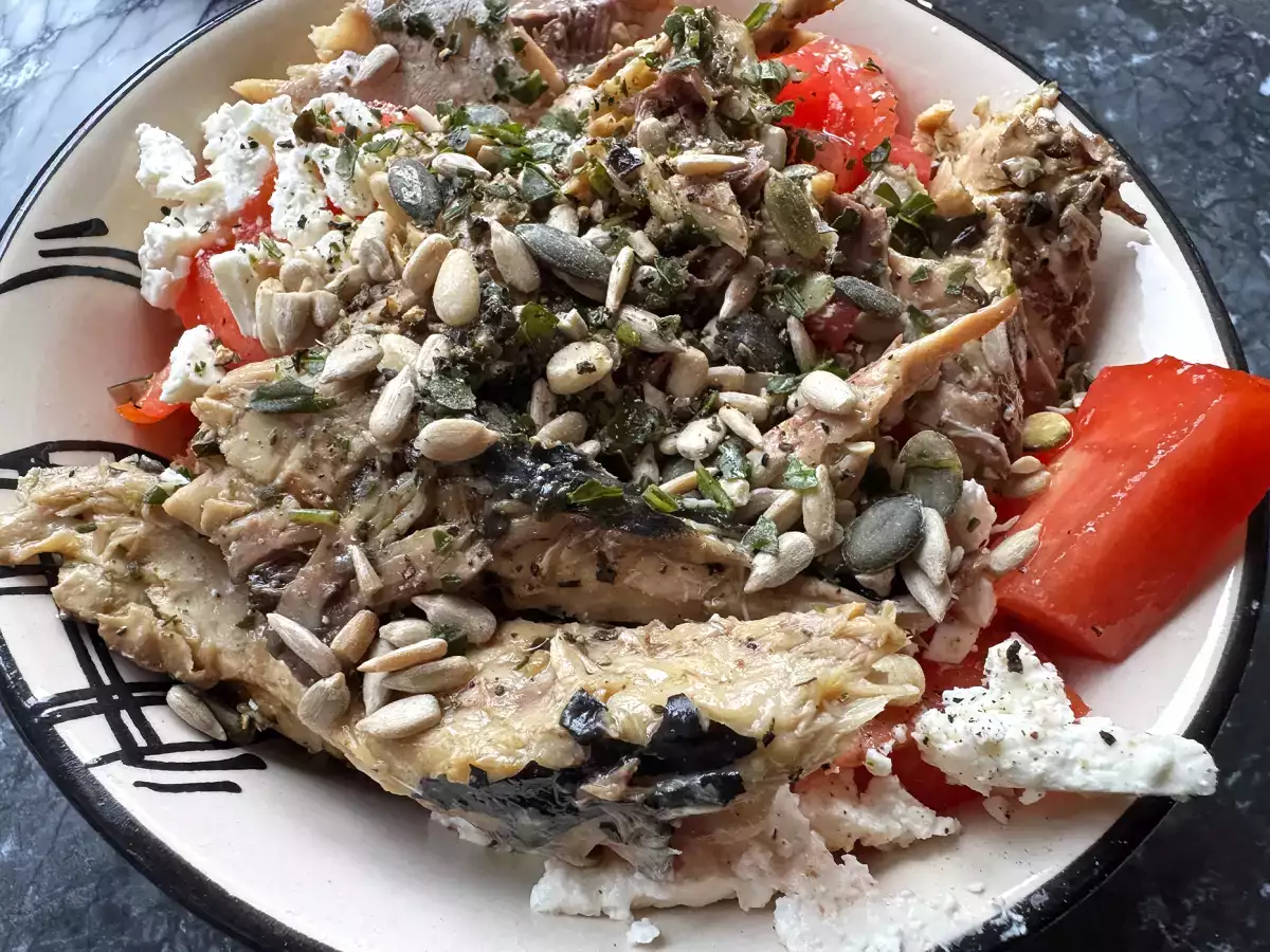 Transforme ta boite de maquereau en salade avec de la tomate et de la feta! - photo 3