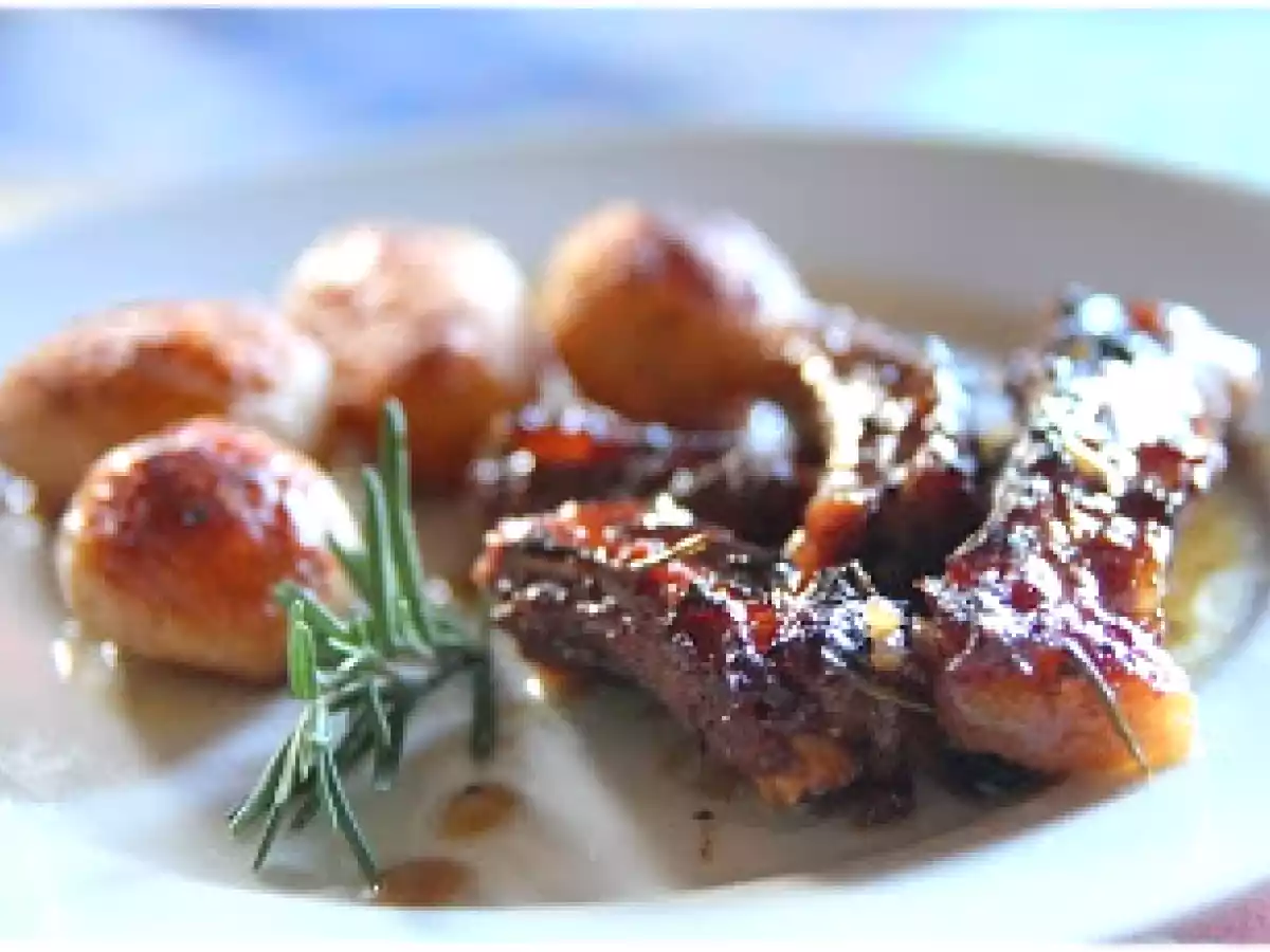 Travers de porc au miel, au citron et au romarin