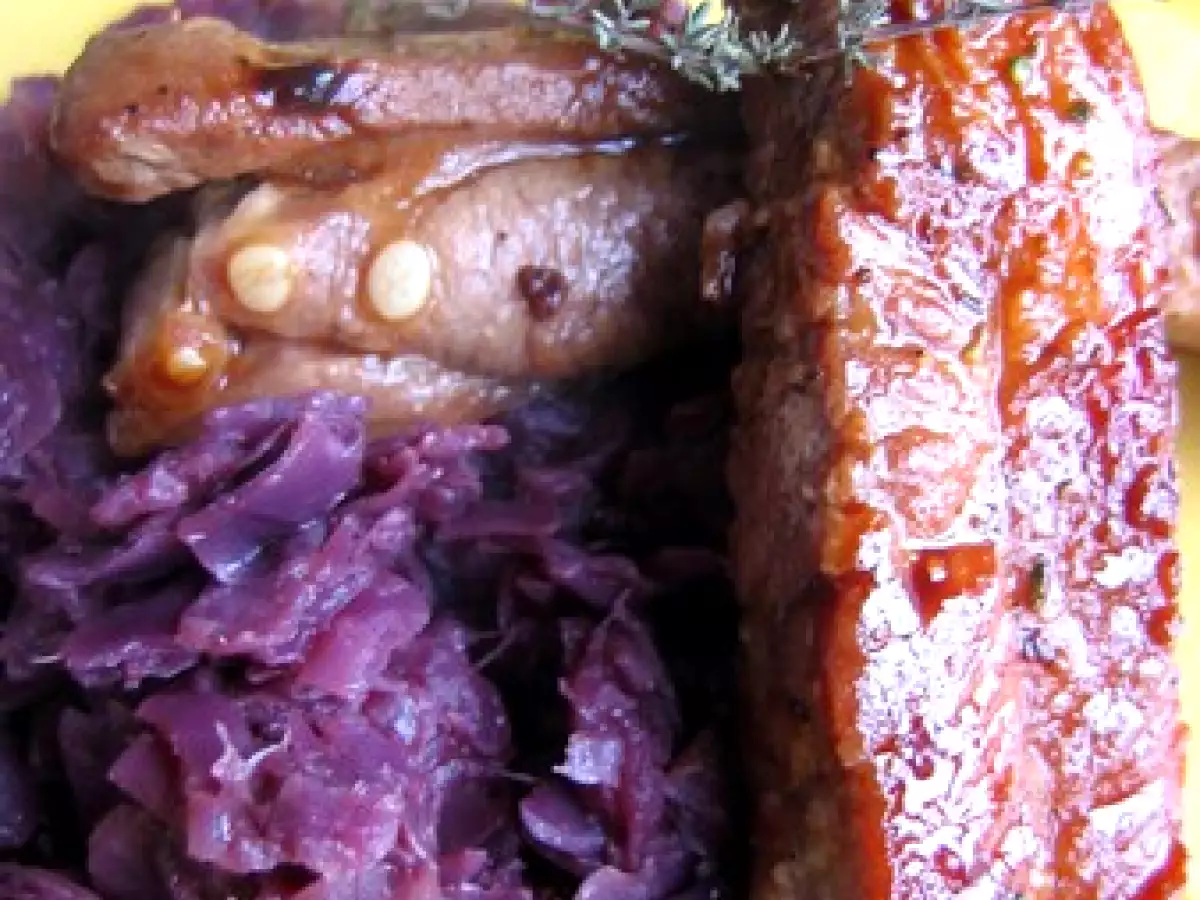 TRAVERS DE PORC ET SA COMPOTE DE CHOU ROUGE AUX POMMES