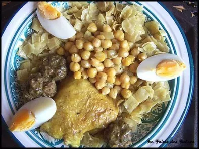 Trida ou Mkarfta, pâtes algériennes à la viande et pois chiches