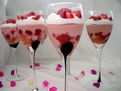 Trifle de fraises à la rose et au Chocolat Blanc