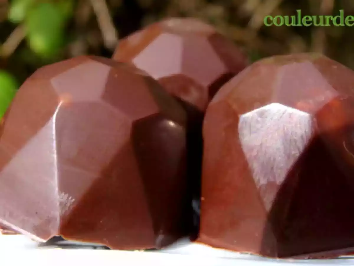Trio de chocolats fourrés : menthe/cerise confite, pâte d'amande, caramel au beurre salé - photo 4