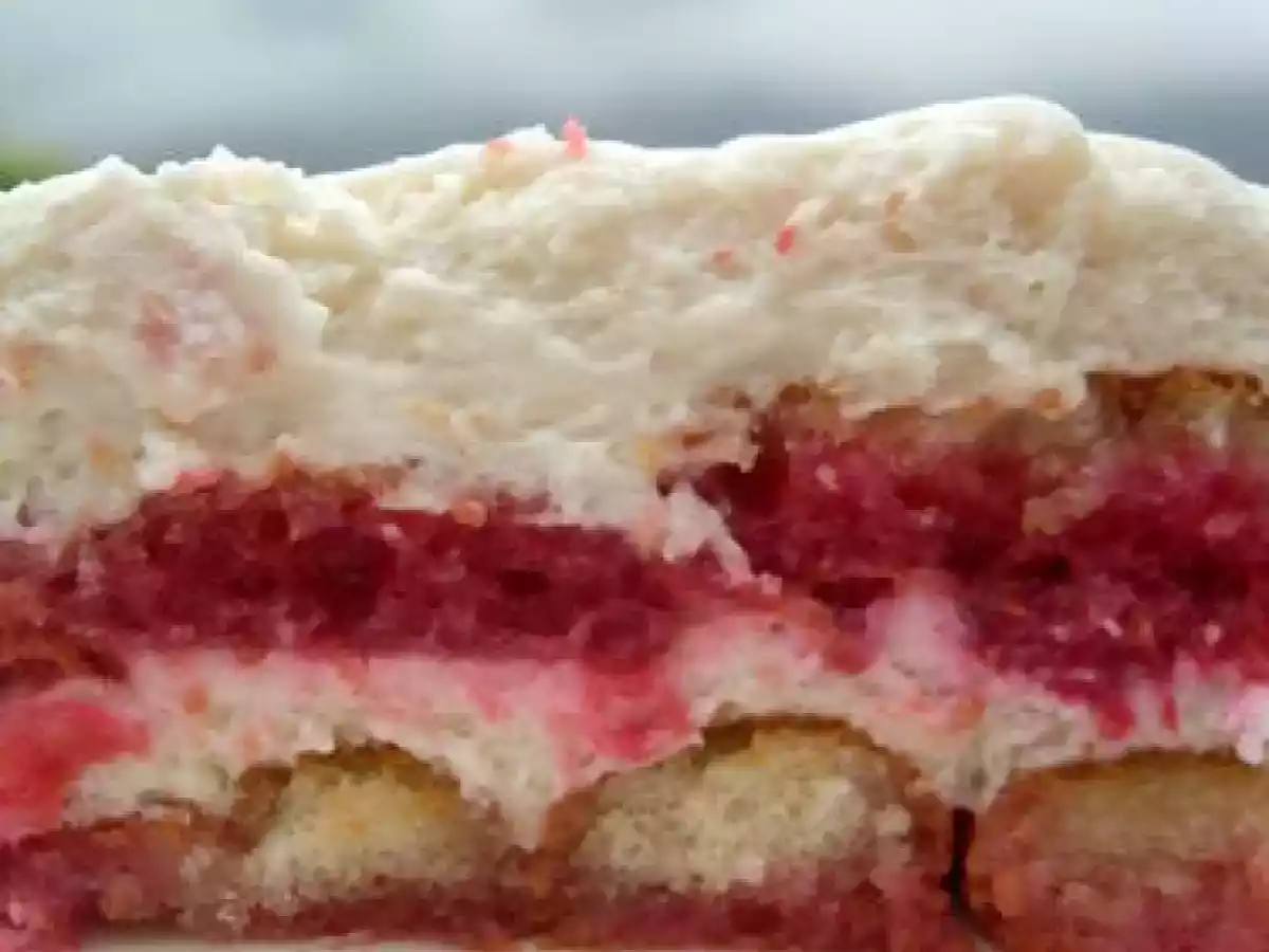 Trio de desserts ...trianon, tiramisu aux framboises et cannelés ....