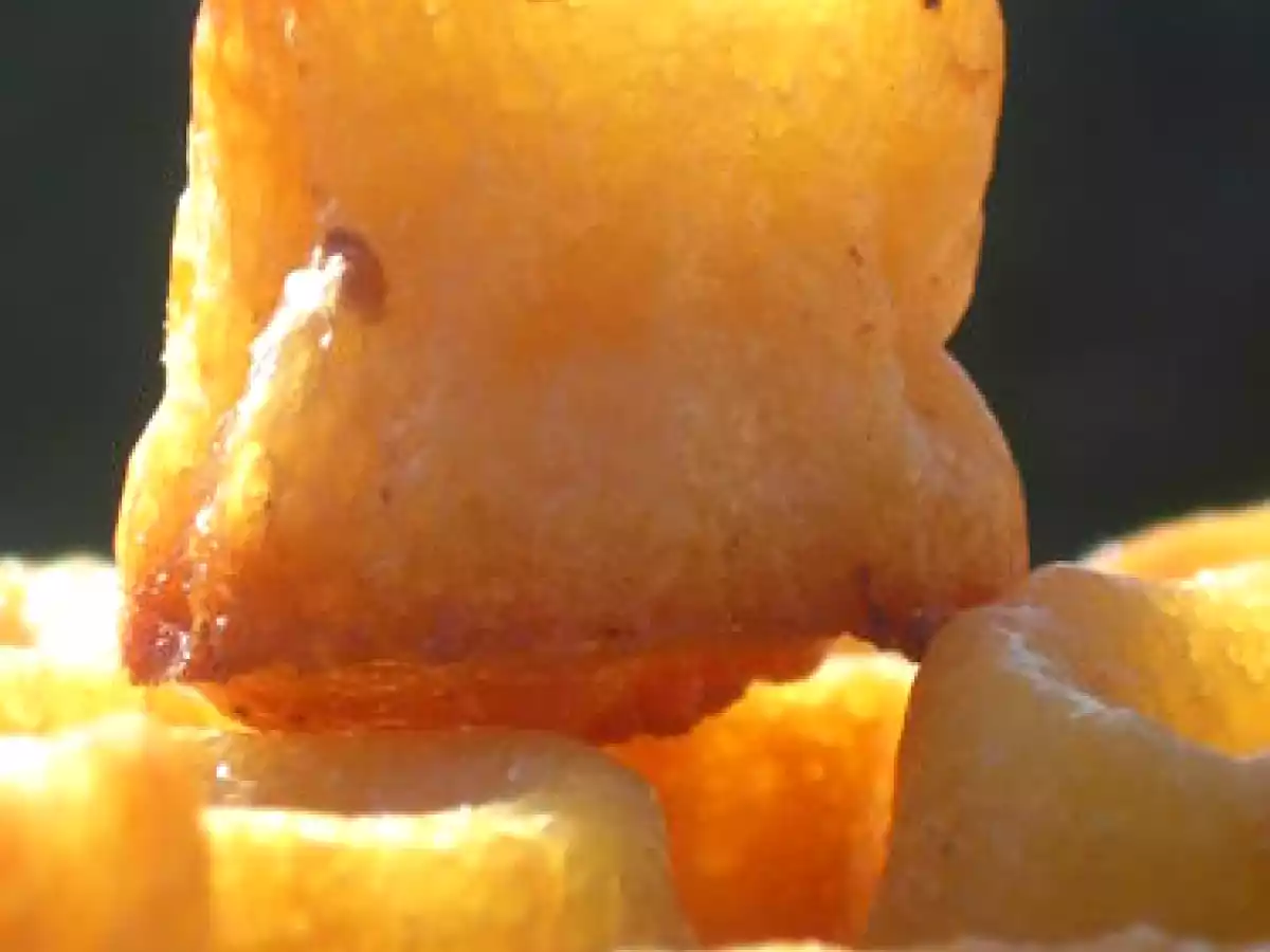 Trio de desserts ...trianon, tiramisu aux framboises et cannelés .... - photo 2