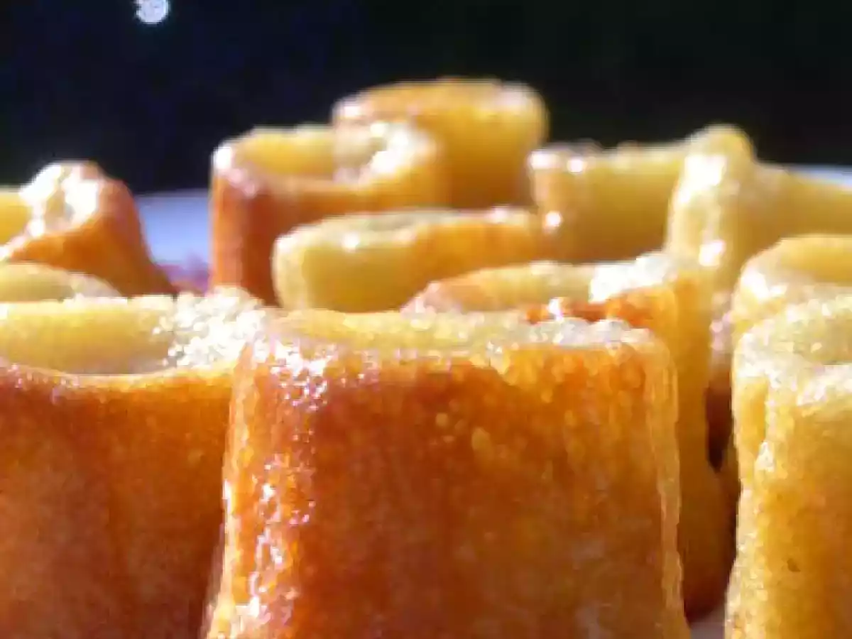 Trio de desserts ...trianon, tiramisu aux framboises et cannelés .... - photo 3