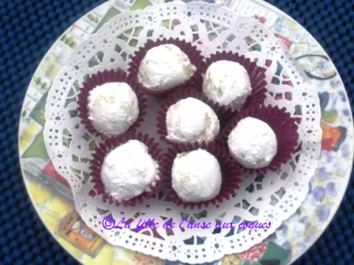 TRUFFES AU CHOCOLAT BLANC, AUX AMANDES ET À LA FLEUR D'ORANGER