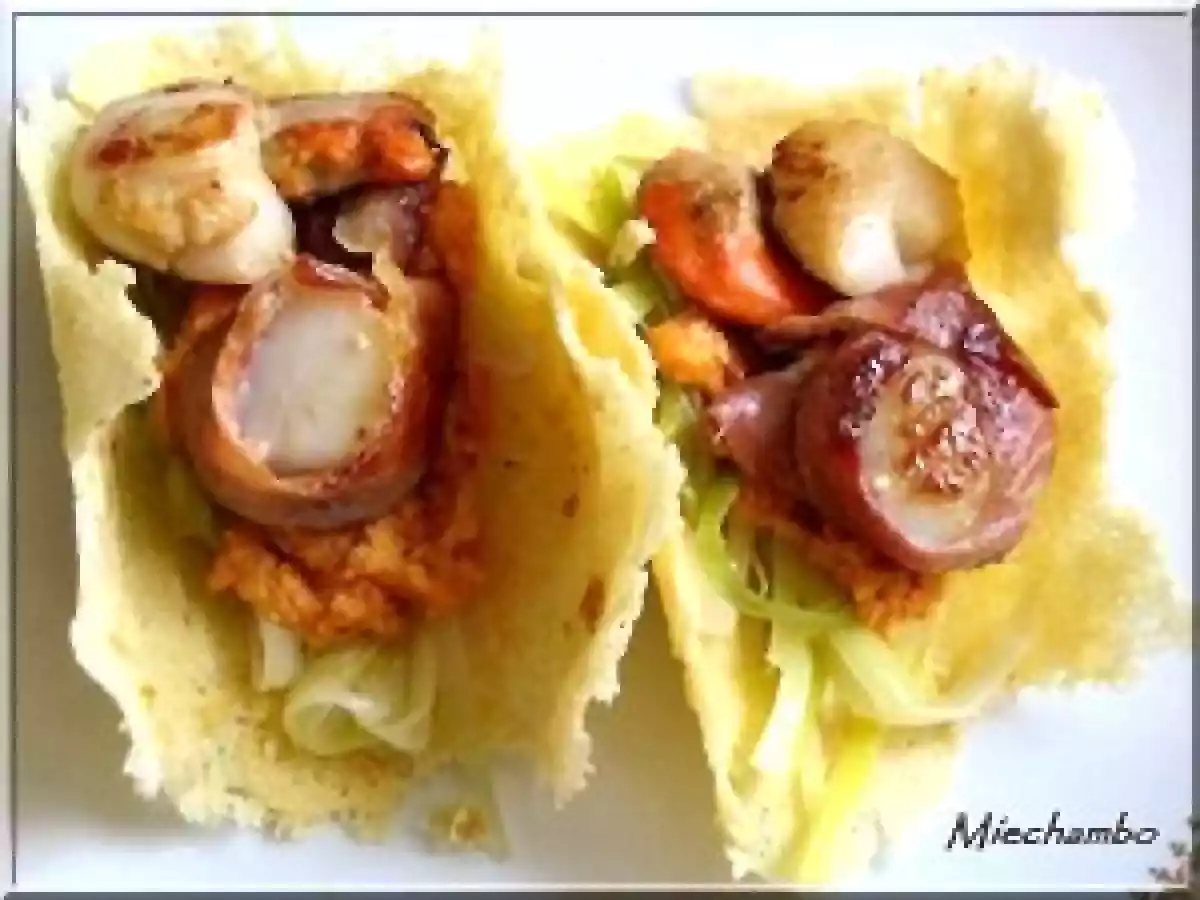 TUILES DE PARMESAN AUX NOIX DE ST-JACQUES sur lit de poireau