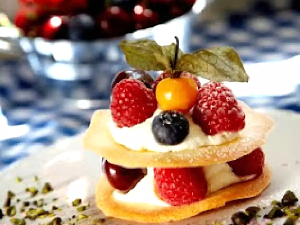 TUILES en MILLEFEUILLE, CRèME FOUETTéE au CHOCOLAT BLANC et FRUITS ROUGES