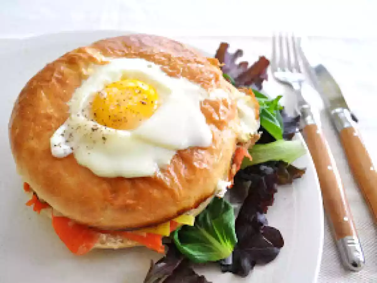 Un croque-madame saumon poireau
