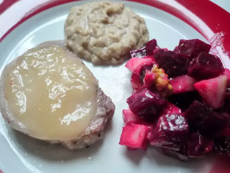 Un déjeuner d'hiver: purée de châtaignes, salade poire-betteraves rouge.