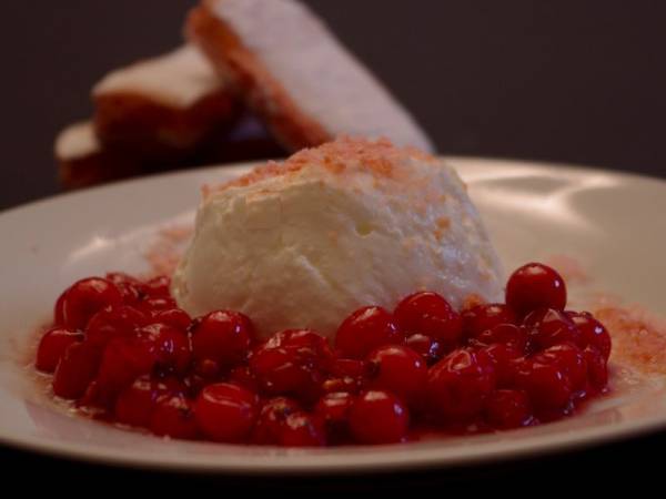 Un dessert léger et rapide - Faisselle aux groseilles et biscuits roses