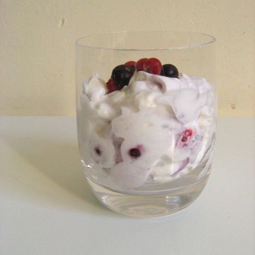 Un eton mess pour faire simple de la chantilly, des fruits rouges et une meringue. Recette