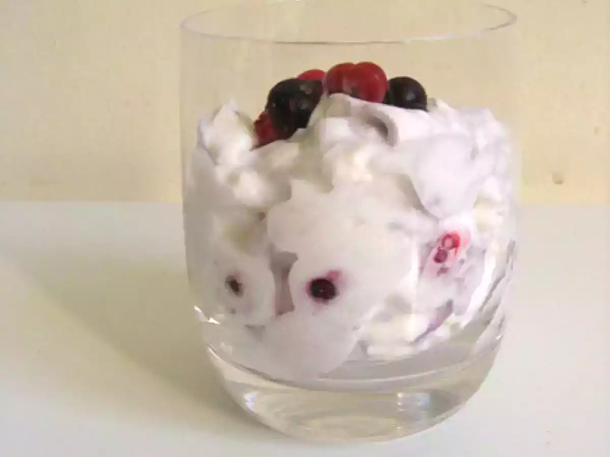 Un eton mess pour faire simple : de la chantilly, des fruits rouges et une meringue.