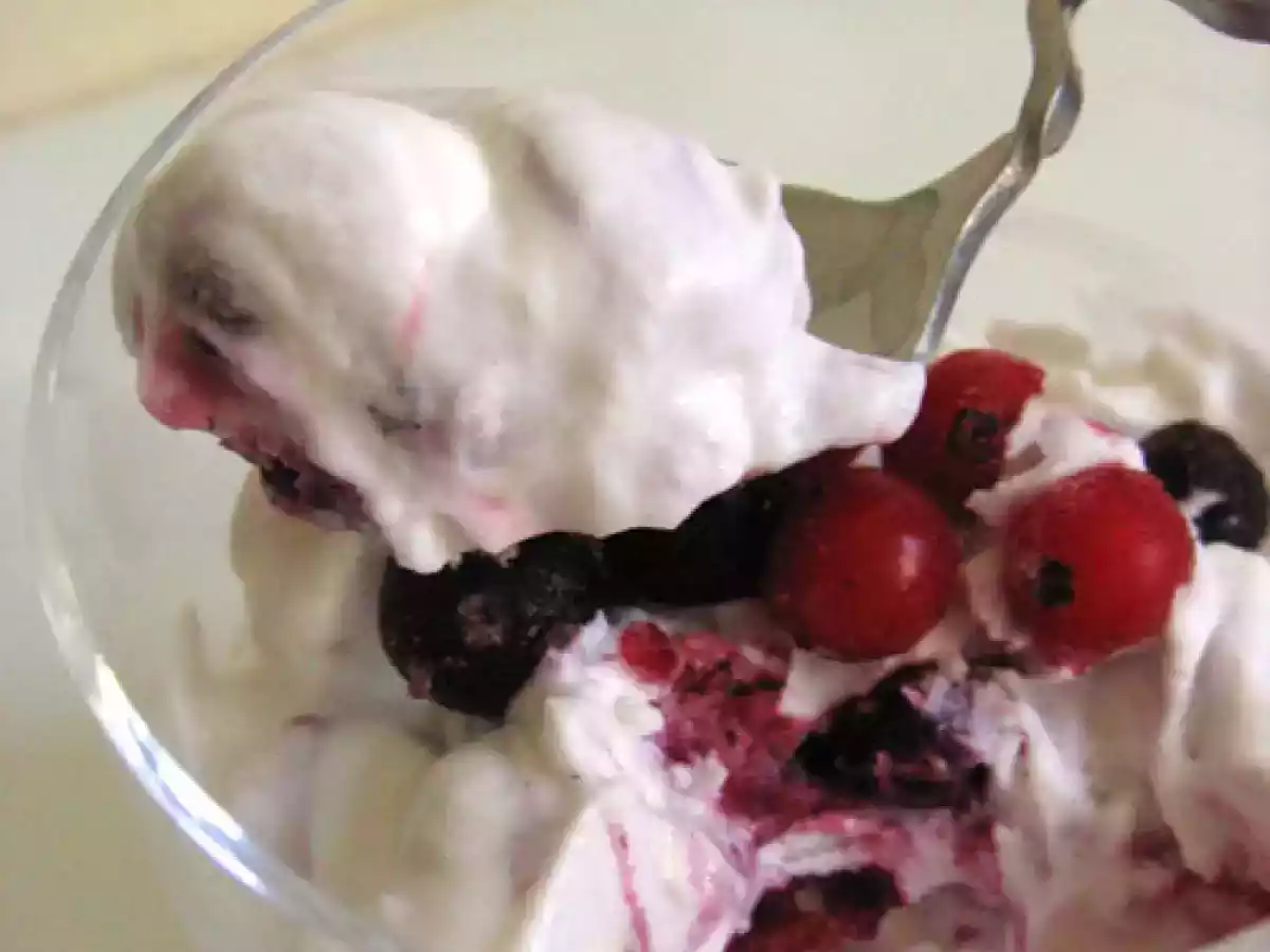 Un eton mess pour faire simple : de la chantilly, des fruits rouges et une meringue. - photo 2
