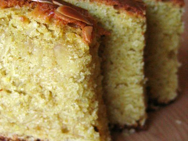 Un gâteau au citron, avec des amandes et de l'huile d'olive.