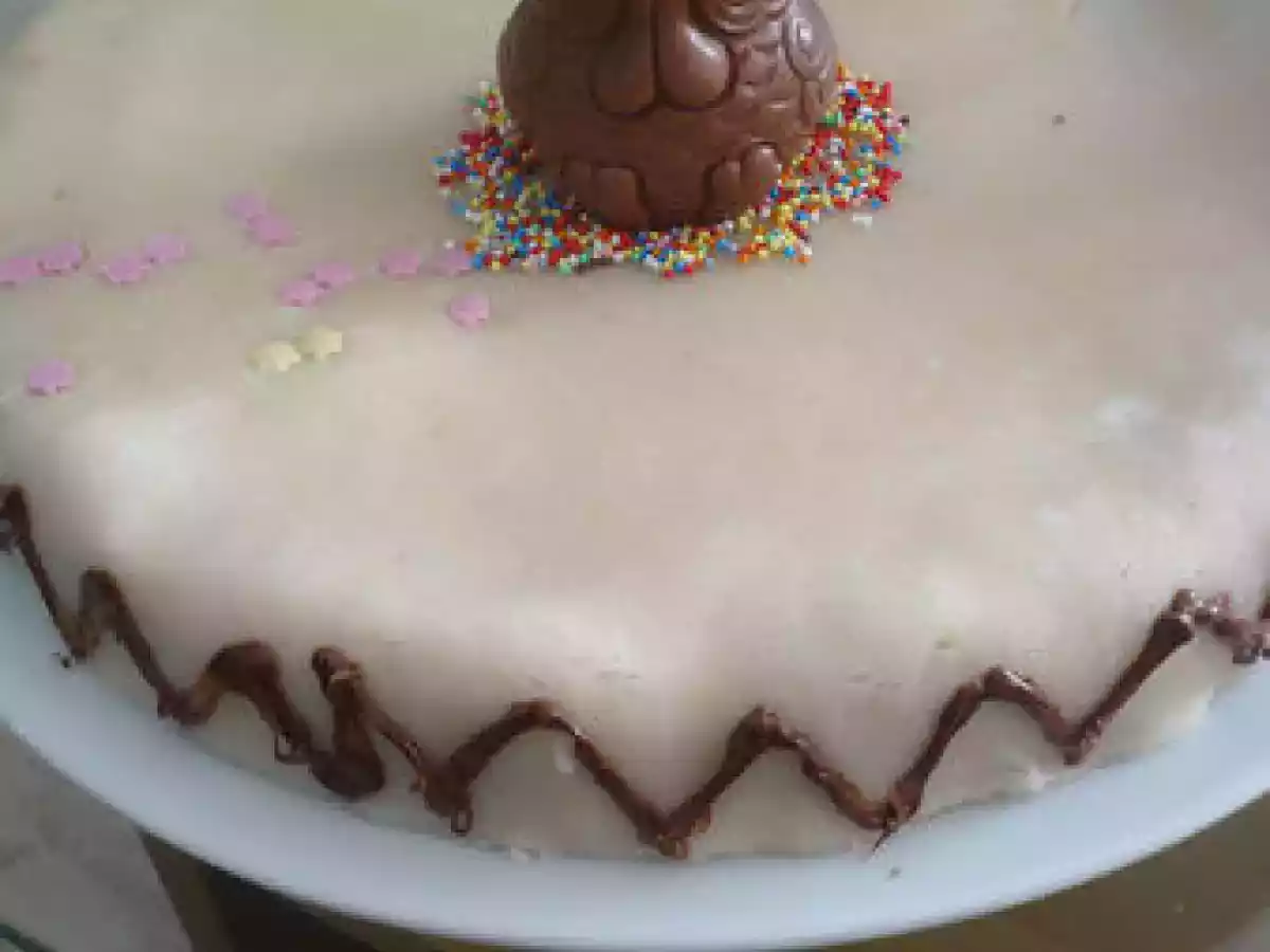 Un gâteau d'anniversaire et de Pâques