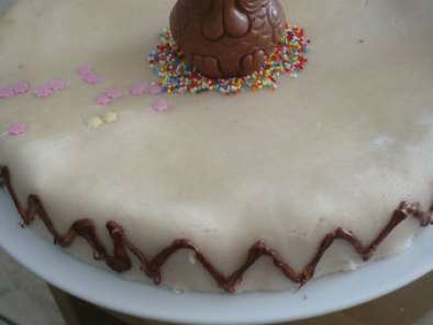 Un gâteau d'anniversaire et de Pâques