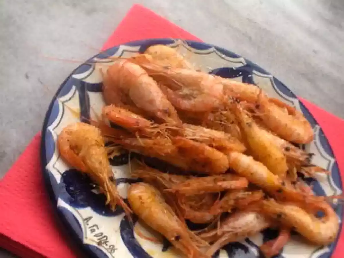 Un tapas : crevettes sautées au piment d?Espelette et flambées au whisky