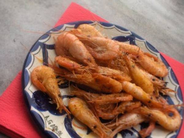 Un tapas : crevettes sautées au piment d?Espelette et flambées au whisky