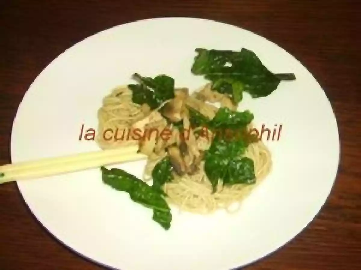 Un wok du jardin en ce dimanche midi au poulet, épinards, nouilles somen