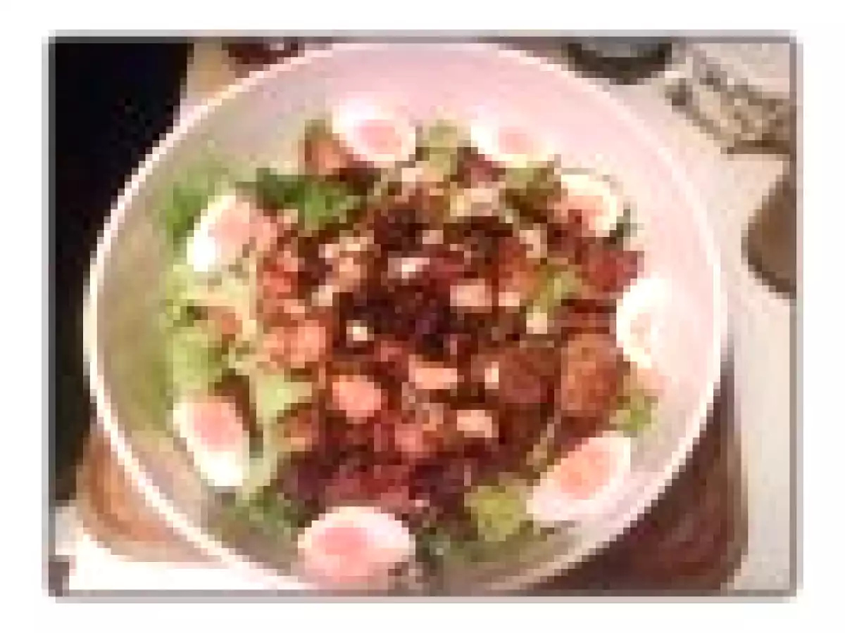 Une belle salade lyonnaise et un truc pour faire facilement de bons croutons bien dorés.