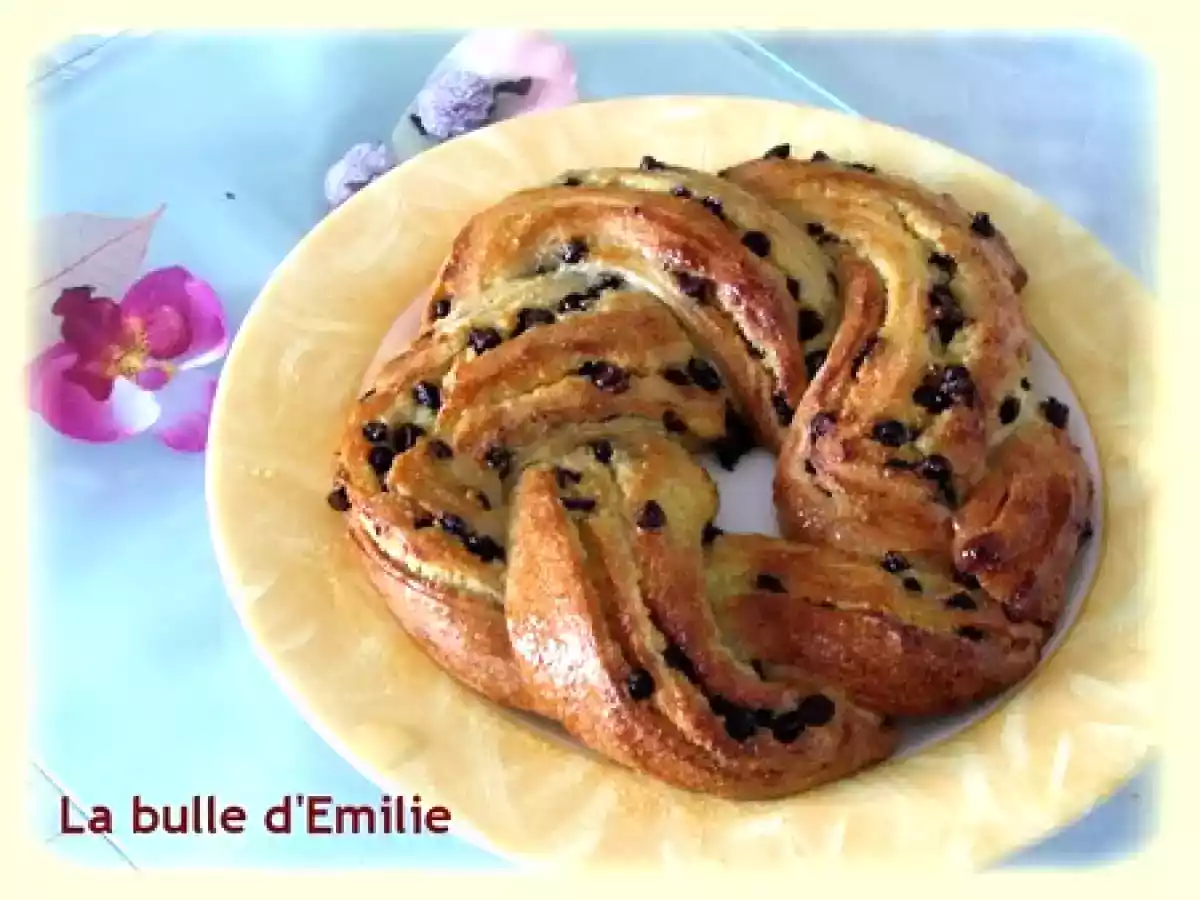 Une brioche torsadée à la crème amandine et aux pépites de chocolat