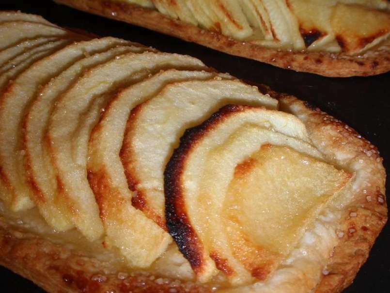 Une délicieuse tartelette feuilletée garnie de pommes et d'amandes effilées..., photo 2