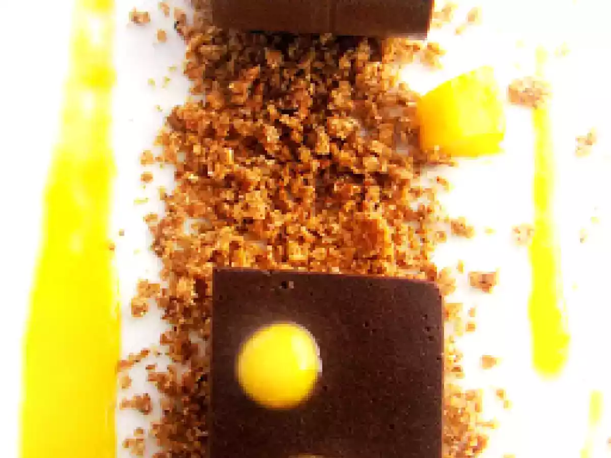 Une gelée de chocolat noir-pannacotta cardamome, et coulis de mangue..
