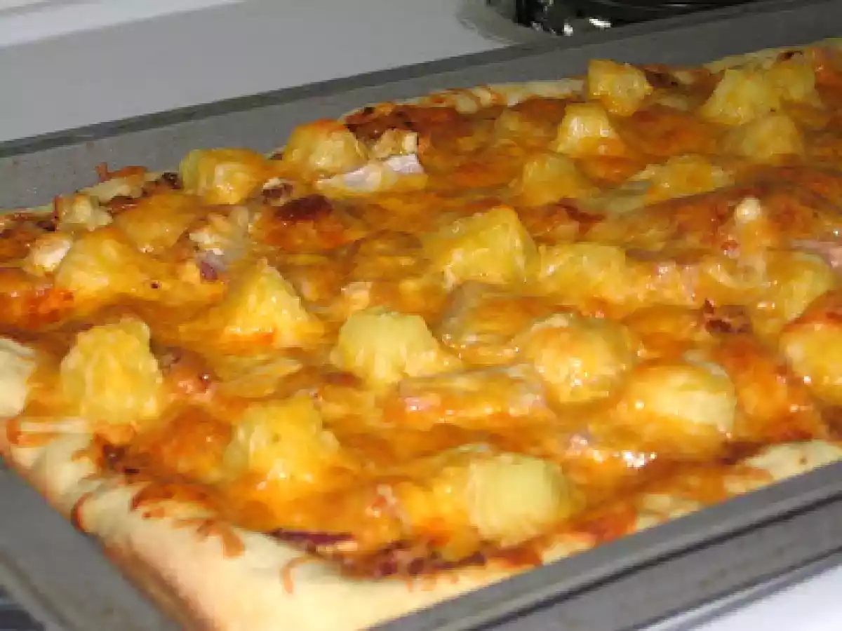 Une pizza originale, mais un petit délice: pizza au poulet grillé..
