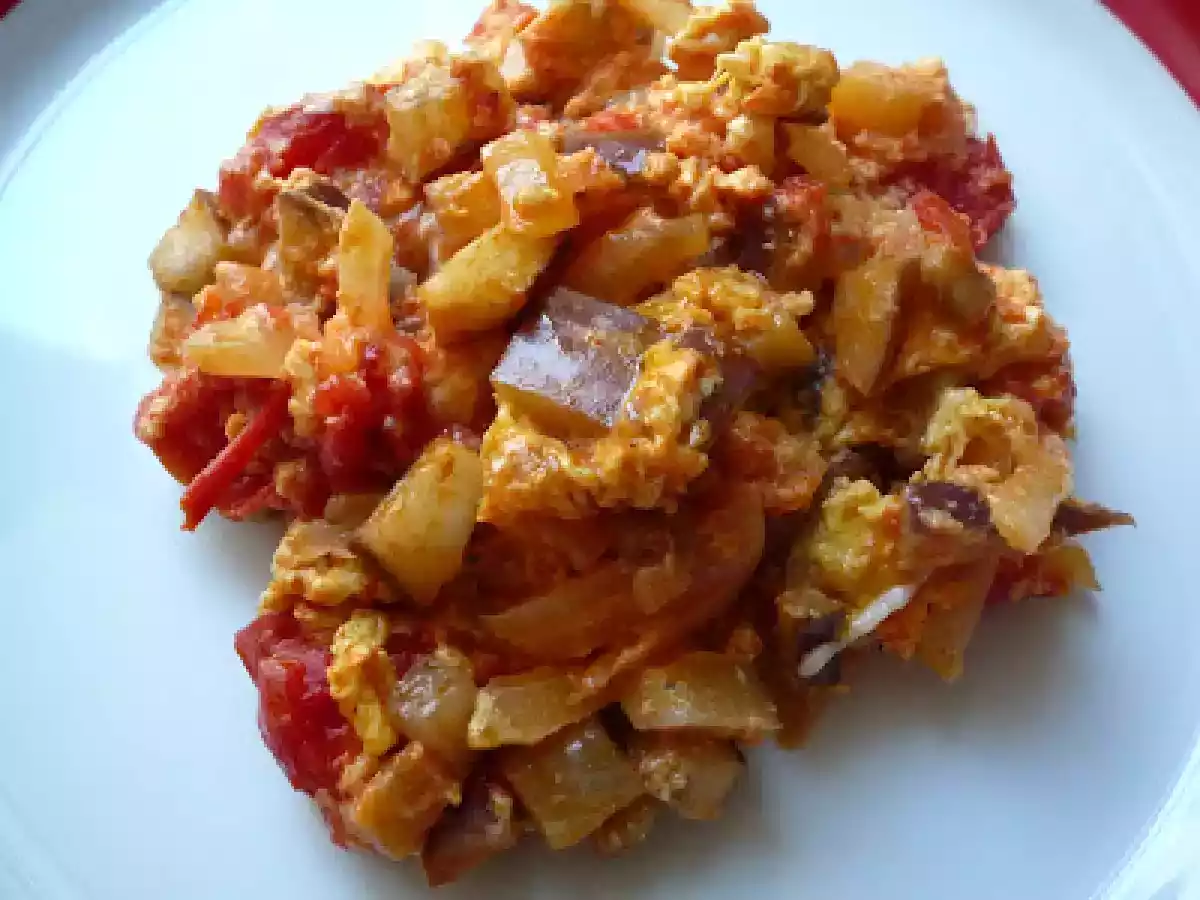 Une poêlée d'aubergines, tomates et oeufs- Auberginen-, Tomaten- und Eierpfanne