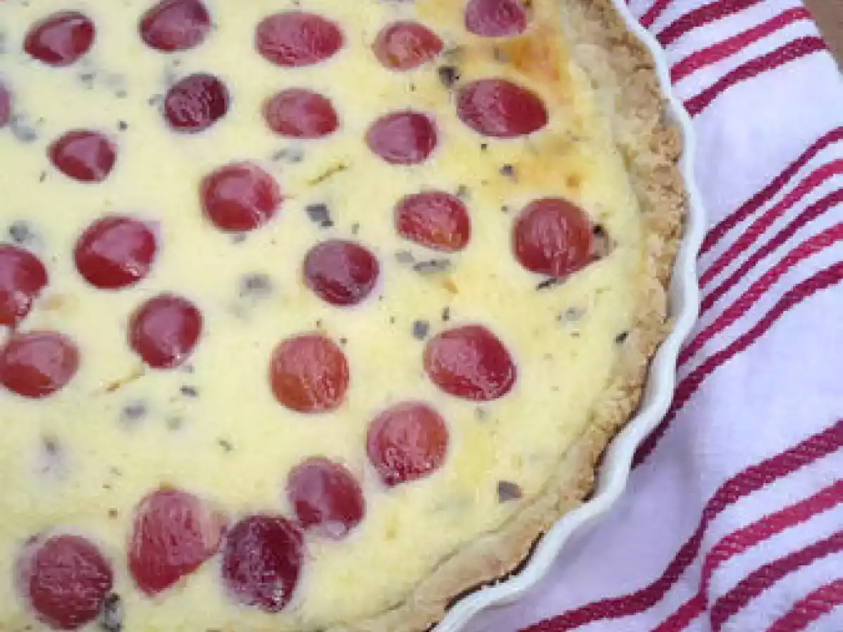 Une tarte aux cerises, chocolat et brousse