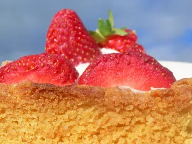 Une tarte aux fraises mascarpone sur biscuit au beurre salé