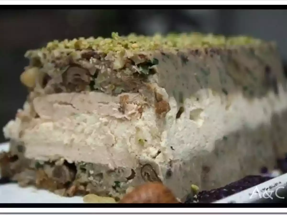 ** Une terrine aux saveurs des sous bois ( champignons ) truffée au foie gras**