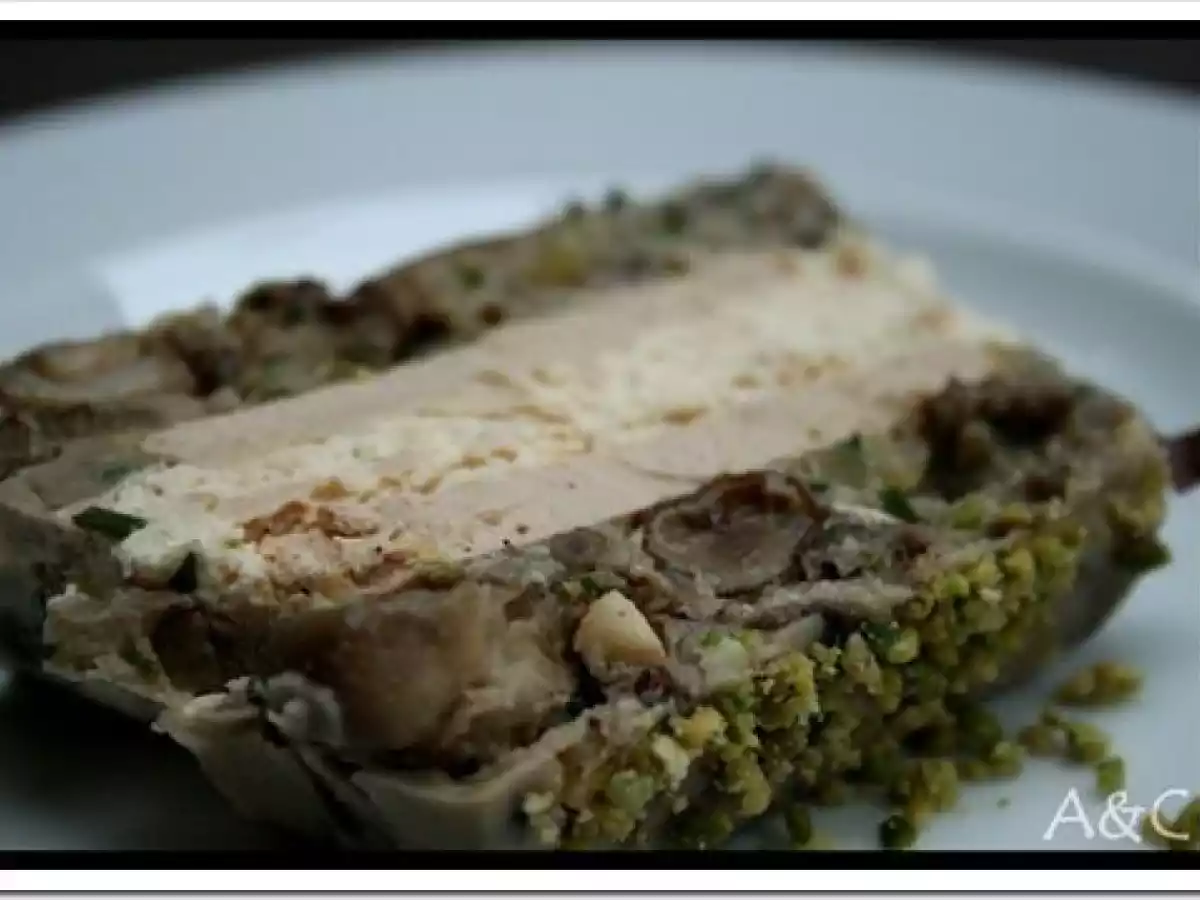 ** Une terrine aux saveurs des sous bois ( champignons ) truffée au foie gras** - photo 2