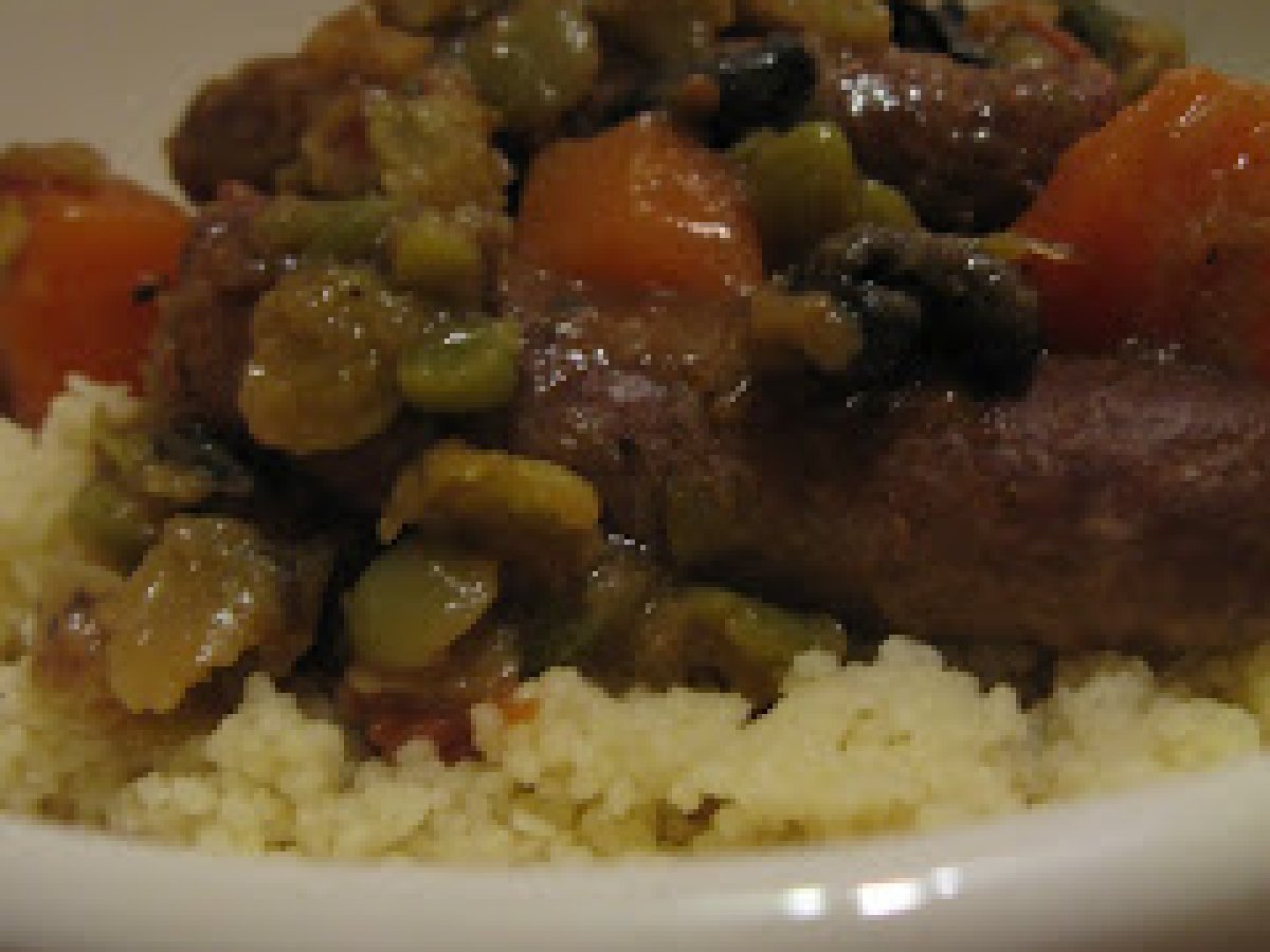 Variante de couscous aux pois cassés, ratatouille, carottes et merguez