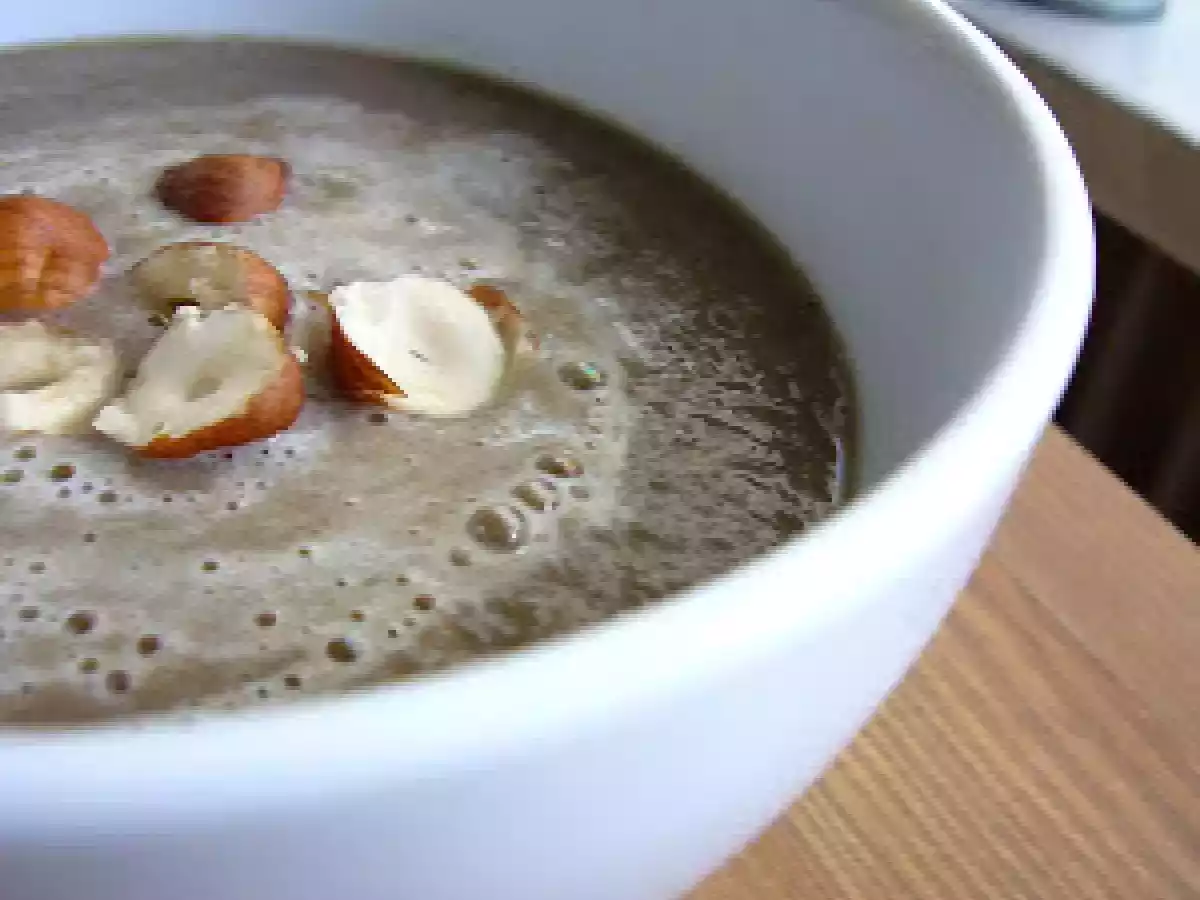 Velouté aux champignons de Paris et aux noisettes