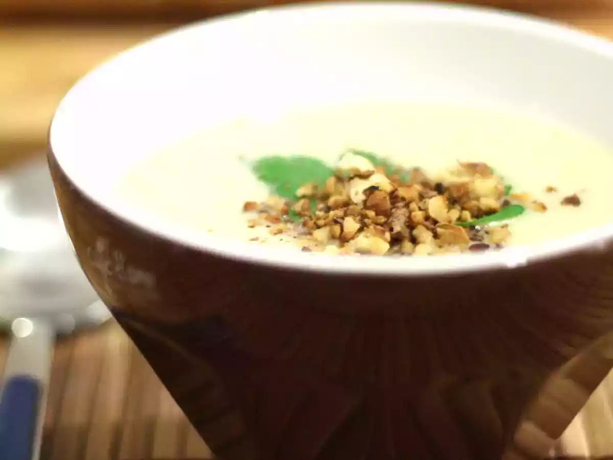 Velouté d'endives à la poire & aux noix grillées