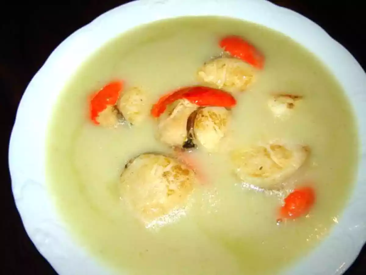 VELOUTE D'ENDIVES AUX ST JACQUES ET A LA TRUFFE