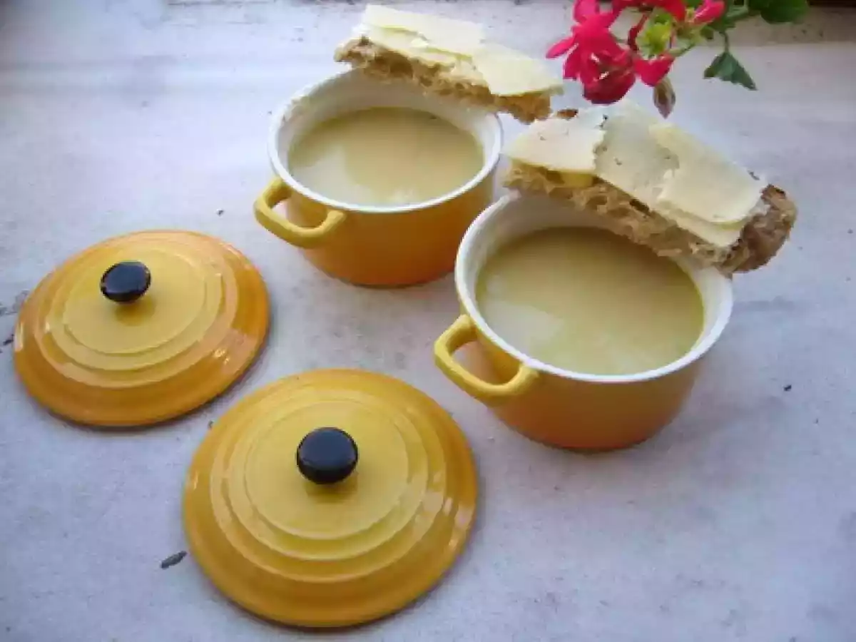 Velouté d?oignons et des mouillettes au cantal à la façon de Marc Veyrat