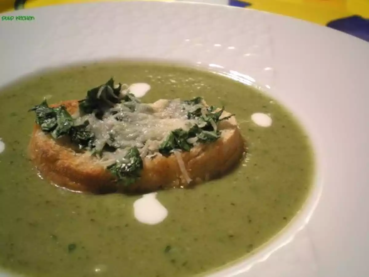 Velouté de brocolis au basilic et petits toasts persillés