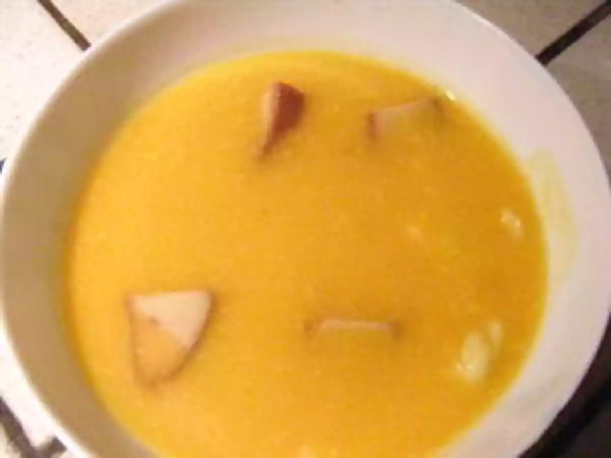 VELOUTÉ DE BUTTERNUT AUX RAVIOLES ET FOIE GRAS