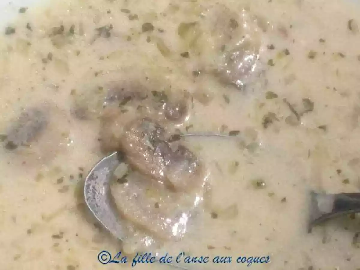 VELOUTÉ DE CHAMPIGNONS AUX ÉCHALOTES