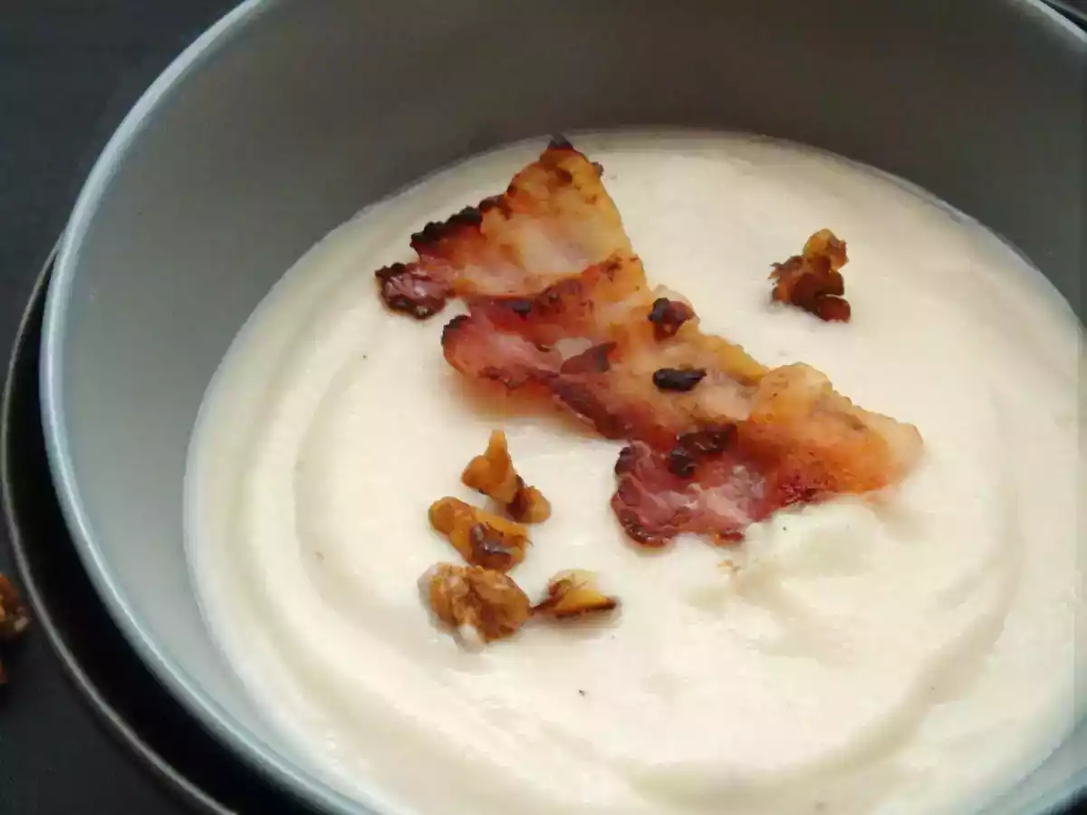 Velouté de chou-fleur aux amandes et sa chips de lard fumé