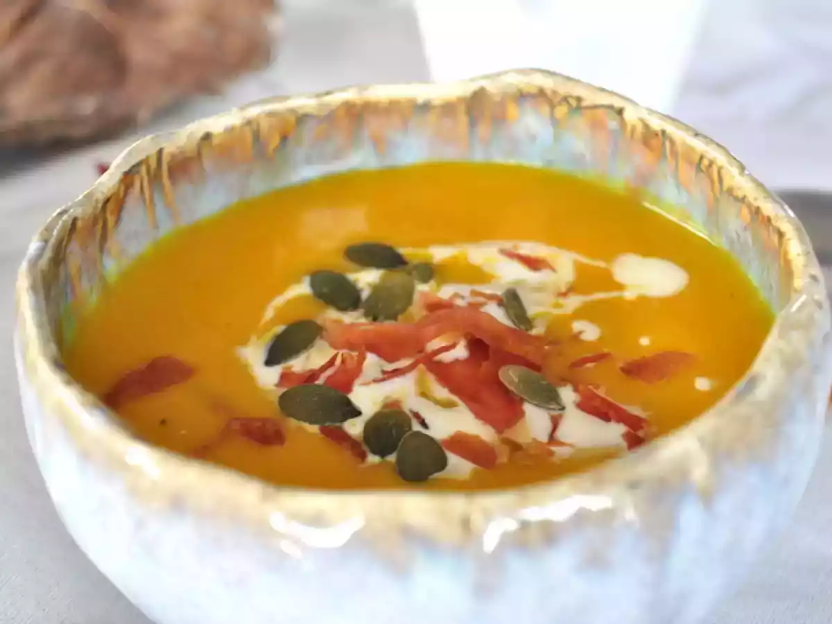 Velouté de citrouille, crème de comté & jambon de pays