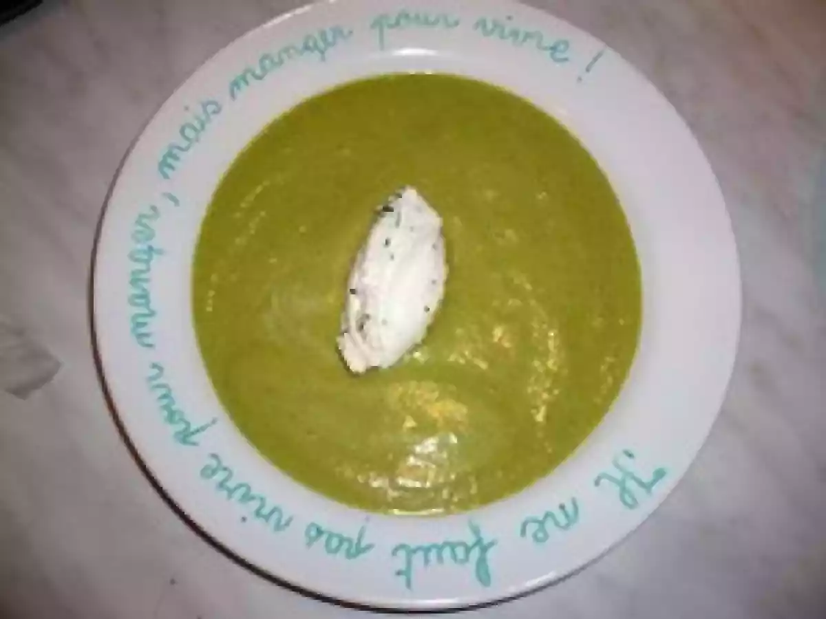 VELOUTE DE COURGETTE ET SA QUENELLE DE CHEVRE FRAIS