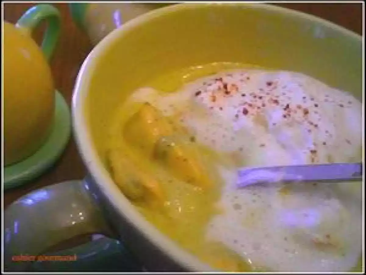 Velouté de courgettes aux moules, espuma de homard