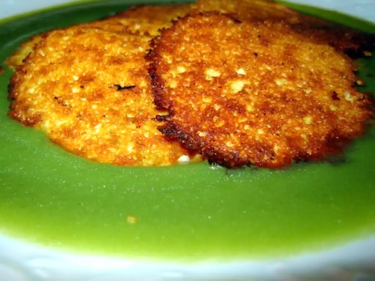 VELOUTE DE HARICOTS VERTS AUX TUILES DE PARMESAN