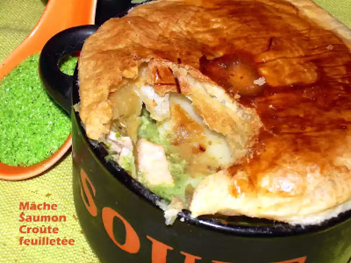 Velouté de mâche au saumon en cocotte feuilletée