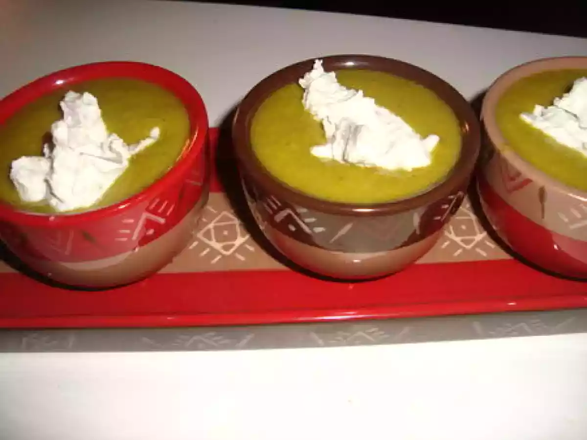 Velouté de petits pois parfumé au curry, quenelle ricotta-roquefort