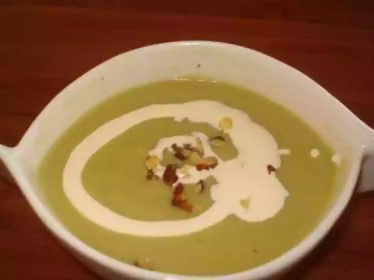 Velouté de pois cassés et ses copeaux de noisettes